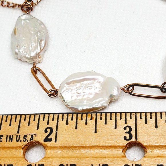 White coin pearl paperclip style bracelet in Rose Gold plated stainless steel - Picture 2 of 4